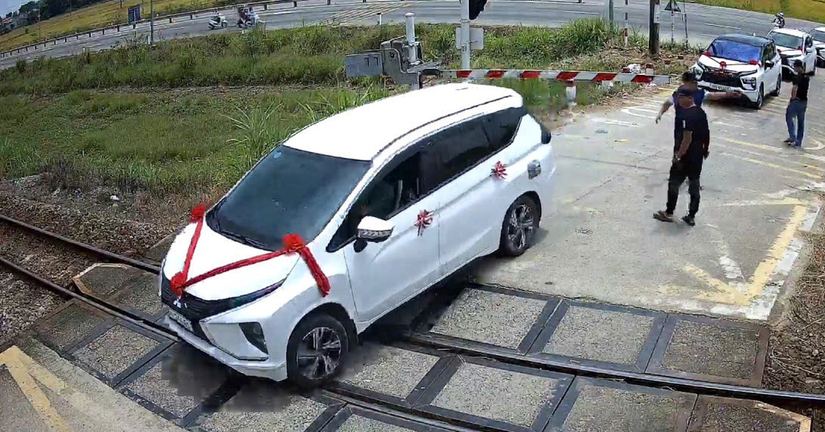 Xe đám cưới tính 'thông chốt' khi gác chắn đã hạ: Xe mắc kẹt rồi thoát trong gang tấc