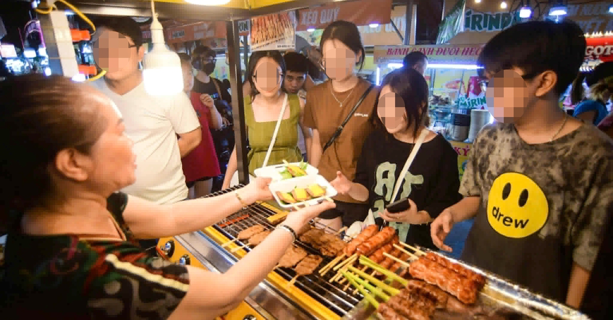 Chủ quán bán đồ ăn không cắt ngắn móng tay, không đeo găng tay có thể bị phạt tới 4 triệu đồng