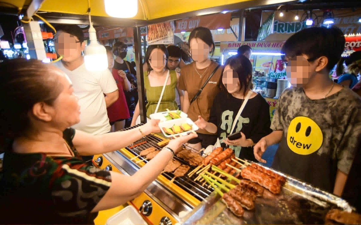 Chủ quán bán đồ ăn không cắt ngắn móng tay, không đeo găng tay có thể bị phạt tới 4 triệu đồng