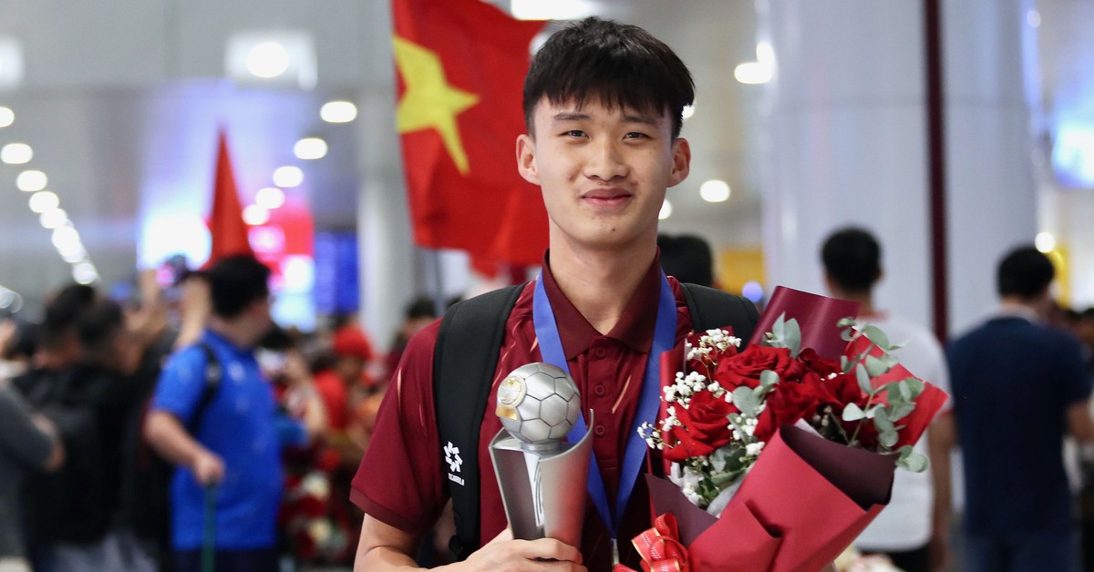 U17 Việt Nam mang cúp vô địch Đông Nam Á về đến Hà Nội