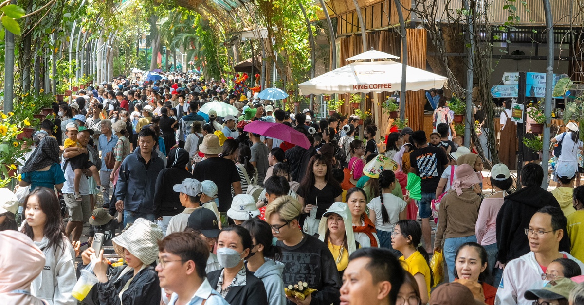 Nghỉ lễ Giỗ Tổ: Điểm vui chơi, mua sắm TP.HCM đông nghẹt khách