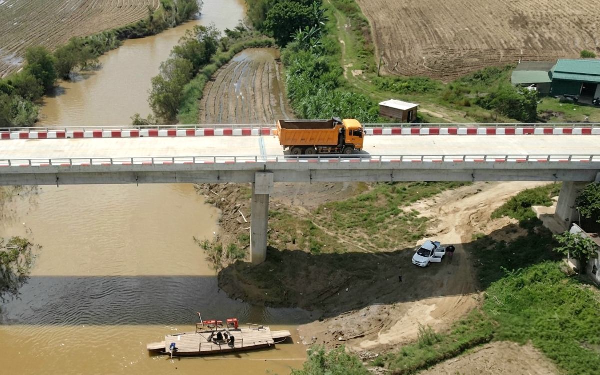 Cầu xây xong 3 năm, dân vẫn vượt sông bằng phà tự chế