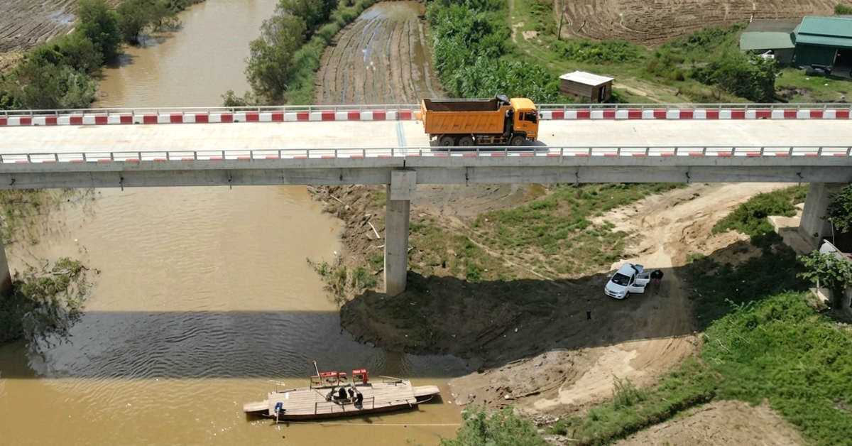 Cầu xây xong 3 năm, dân vẫn vượt sông bằng phà tự chế