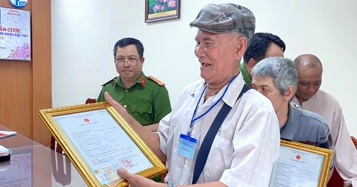 Cụ ông 77 tuổi vỡ òa khi lần đầu làm giấy khai sinh, căn cước