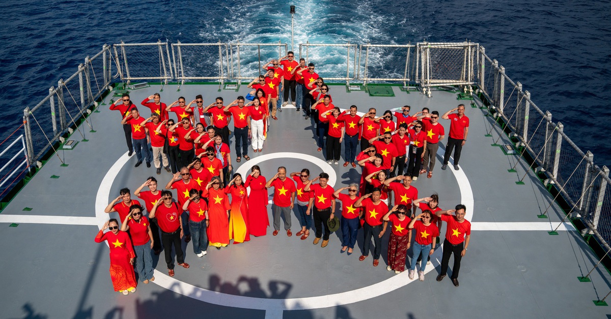 Kiều bào từ 22 quốc gia thăm hỏi quân dân, xem duyệt đội ngũ tại Trường Sa