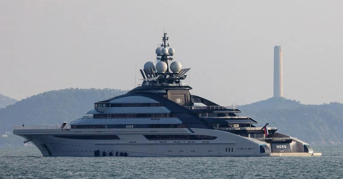 Giữa căng thẳng Mỹ - Iran, siêu du thuyền Nga bất ngờ đi qua eo biển Hormuz bị phong tỏa