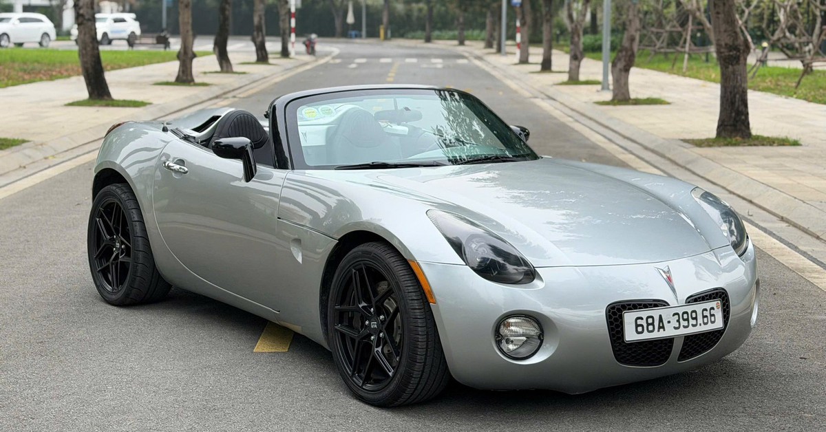 Hàng hiếm Pontiac Solstice tại Việt Nam: Dùng hộp số sàn 5 cấp, động cơ nâng cấp mạnh hơn 300 mã lực
