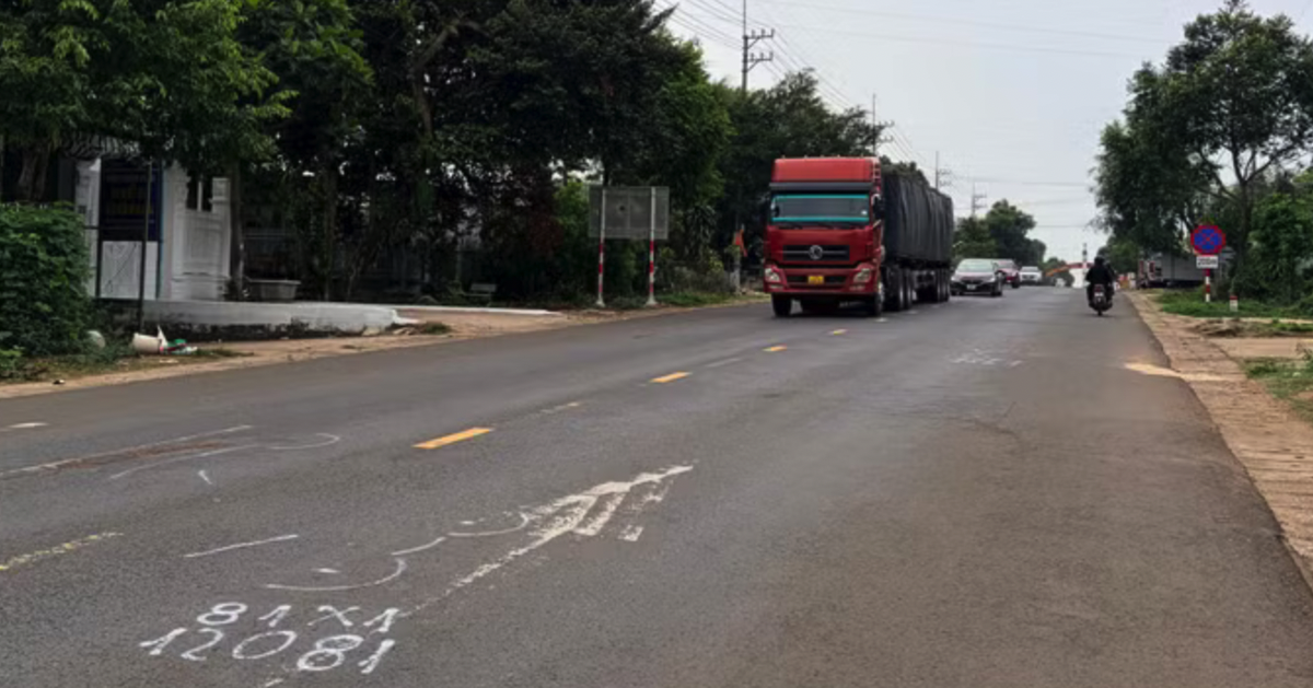 2 xe máy chạy ngược chiều lao vào nhau, 3 người chết