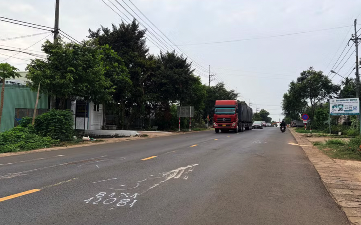 2 xe máy chạy ngược chiều lao vào nhau, 3 người chết