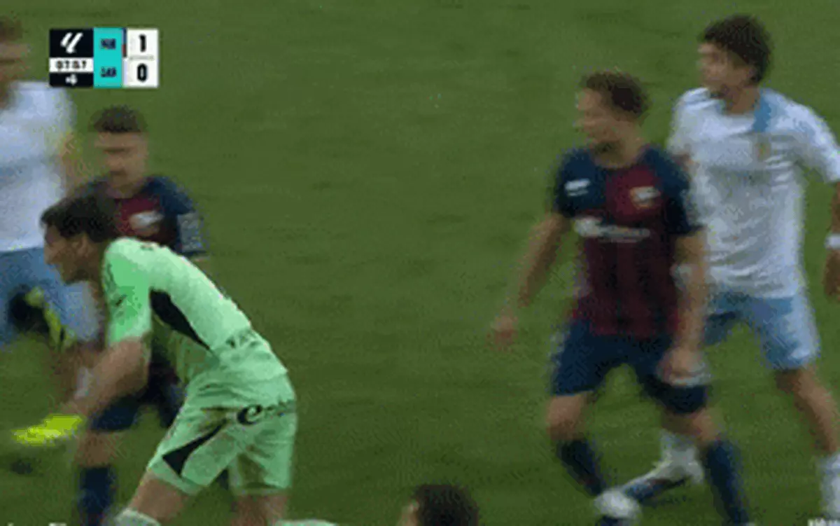 Cựu thủ môn tuyển Argentina đấm 'vỡ mặt' đối thủ