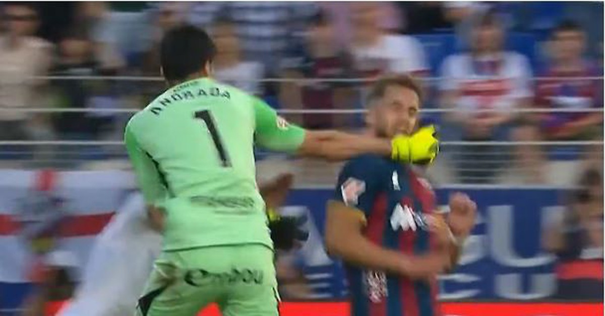 Cựu thủ môn tuyển Argentina đấm 'vỡ mặt' đối thủ