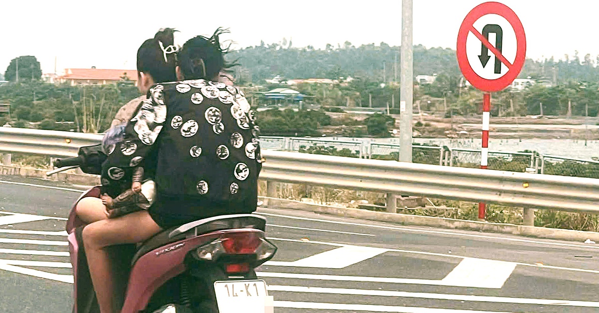 Lập biên bản xử phạt 2 thiếu nữ 'đầu trần', phóng xe máy ngược chiều ở làn 100km/h trên cao tốc