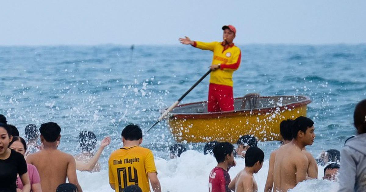 Cứu 2 du khách Ấn Độ suýt đuối nước trên biển Đà Nẵng