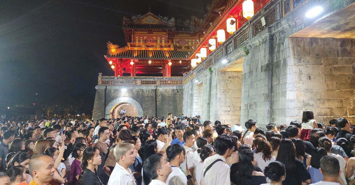 Khoảnh khắc ngàn người đổ vào Đại Nội Huế viral trên mạng, du lịch Huế thắng lớn dịp lễ