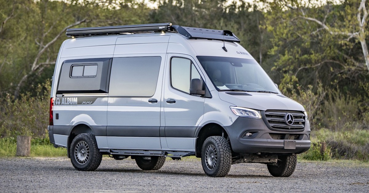 Mercedes-Benz Sprinter thành nhà di động xa xỉ, tủ chứa đồ kiêm luôn nhà tắm