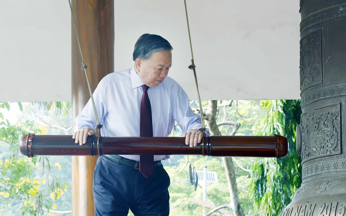 Tổng Bí thư, Chủ tịch nước Tô Lâm dâng hương tưởng niệm các Anh hùng liệt sĩ tại Tây Ninh