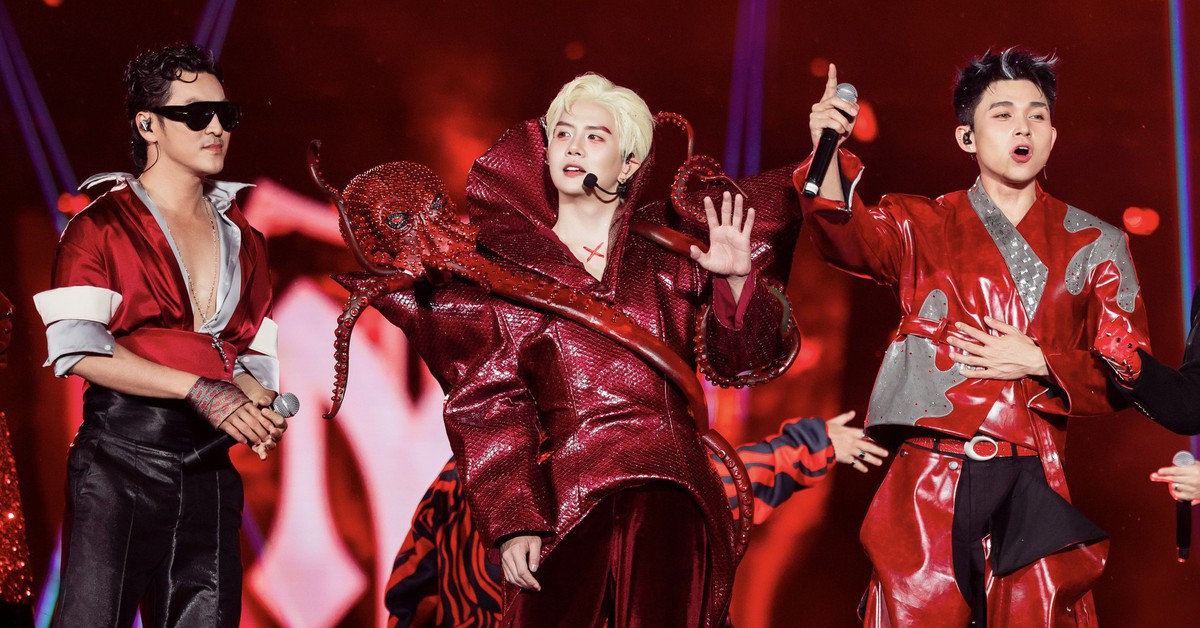 NSND Tự Long đọc vang Nam quốc sơn hà trong đêm tạm biệt Anh trai vượt ngàn chông gai