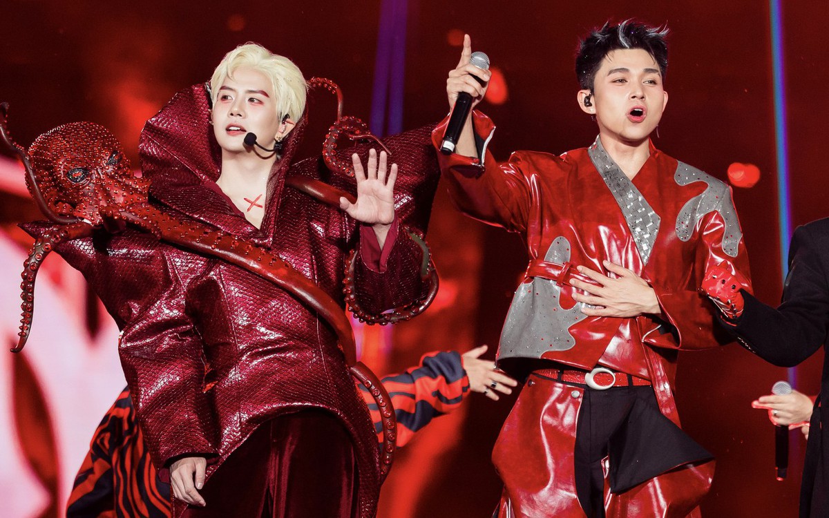 NSND Tự Long đọc vang Nam quốc sơn hà trong đêm tạm biệt Anh trai vượt ngàn chông gai