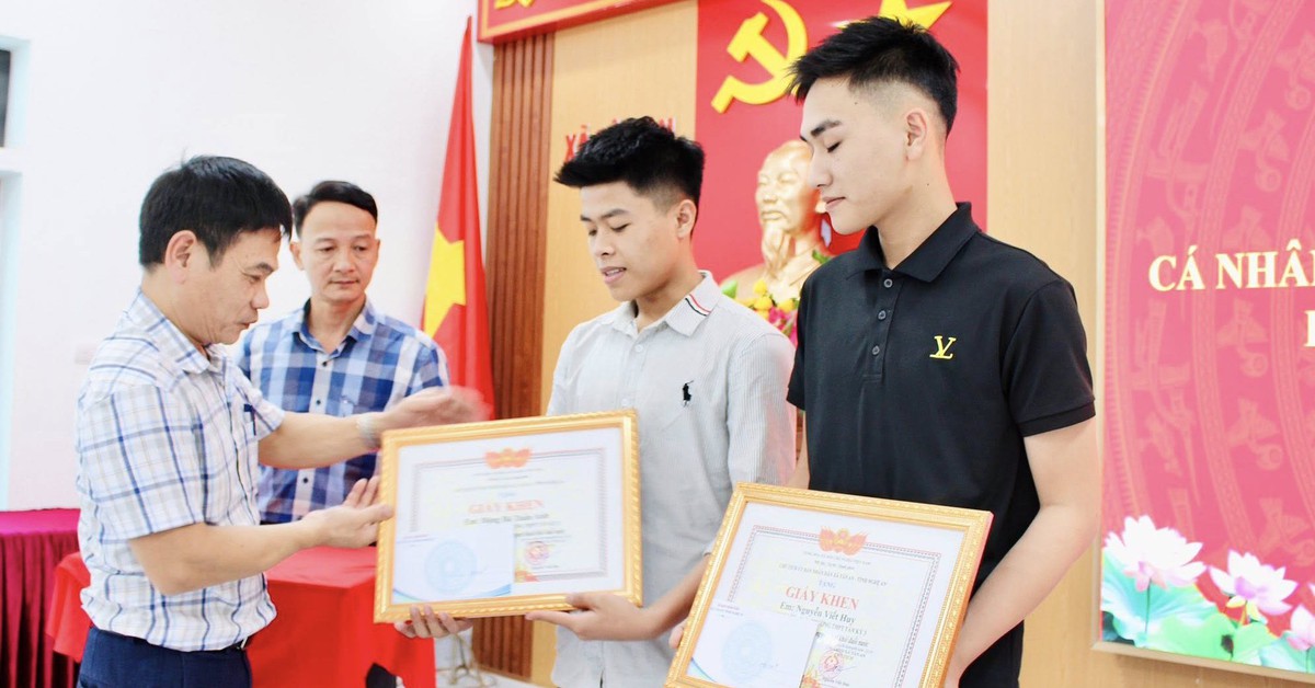 Tặng giấy khen cho hai nam sinh cứu nữ sinh nhảy cầu