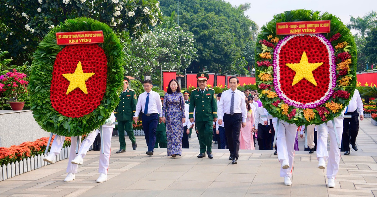 Lãnh đạo TP.HCM dâng hương tưởng nhớ Chủ tịch Hồ Chí Minh, các Anh hùng liệt sĩ