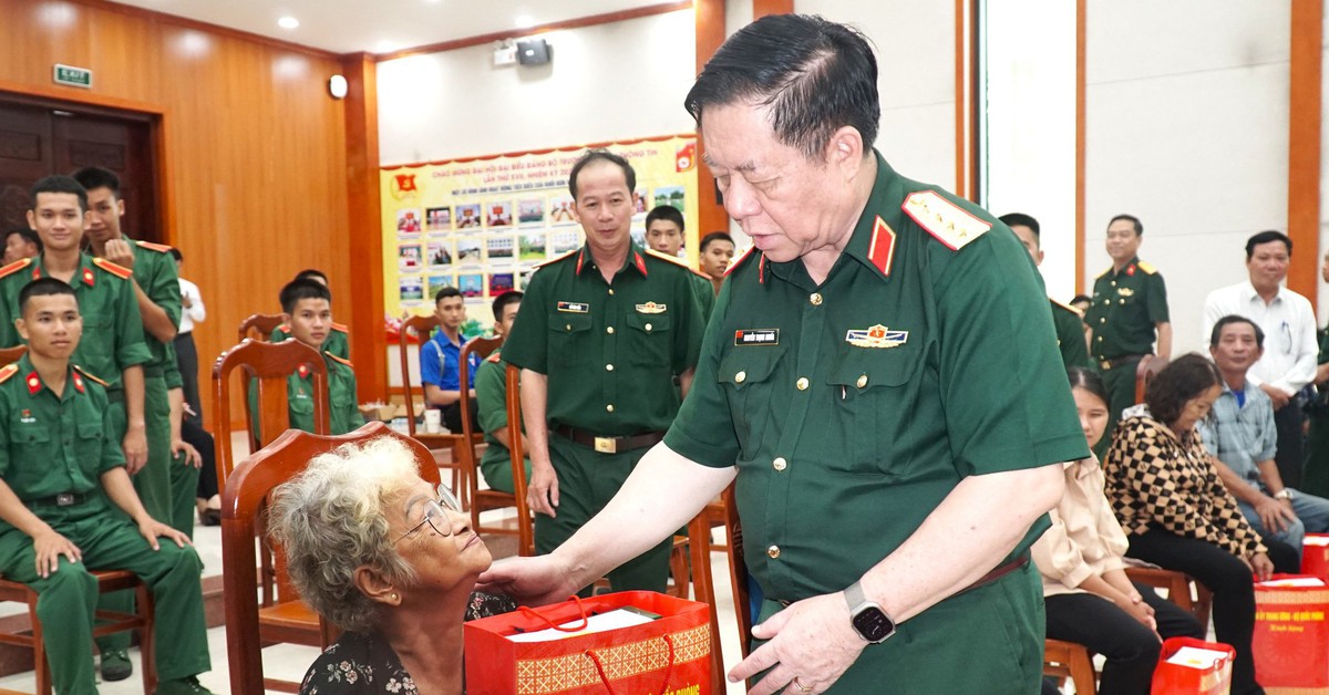 Đại tướng Nguyễn Trọng Nghĩa tặng quà các gia đình chính sách, hộ nghèo ở Khánh Hòa