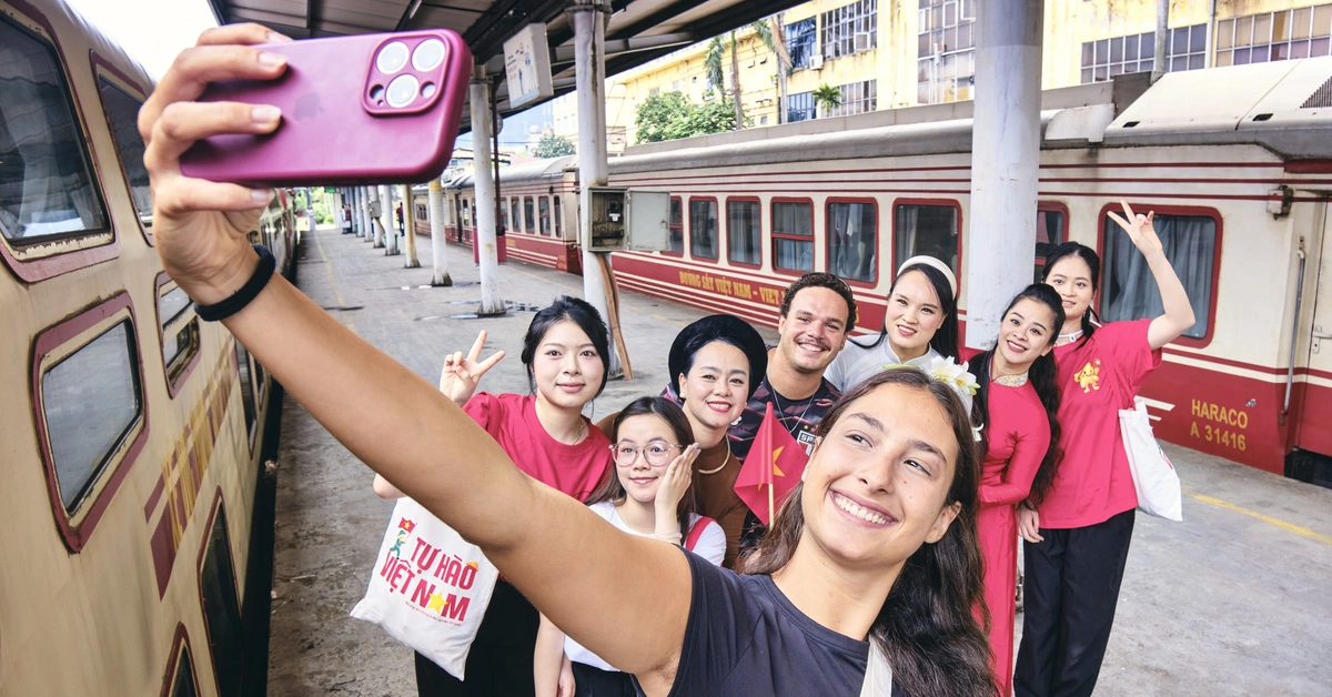 Đi chuyến tàu đoàn viên mừng 51 năm ngày thống nhất đất nước