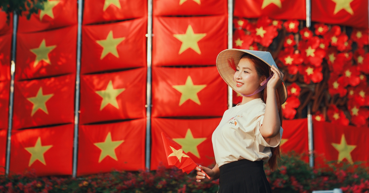 Giới trẻ Đà Nẵng nô nức diện áo dài, duyên dáng chụp ảnh chào mừng lễ 30-4