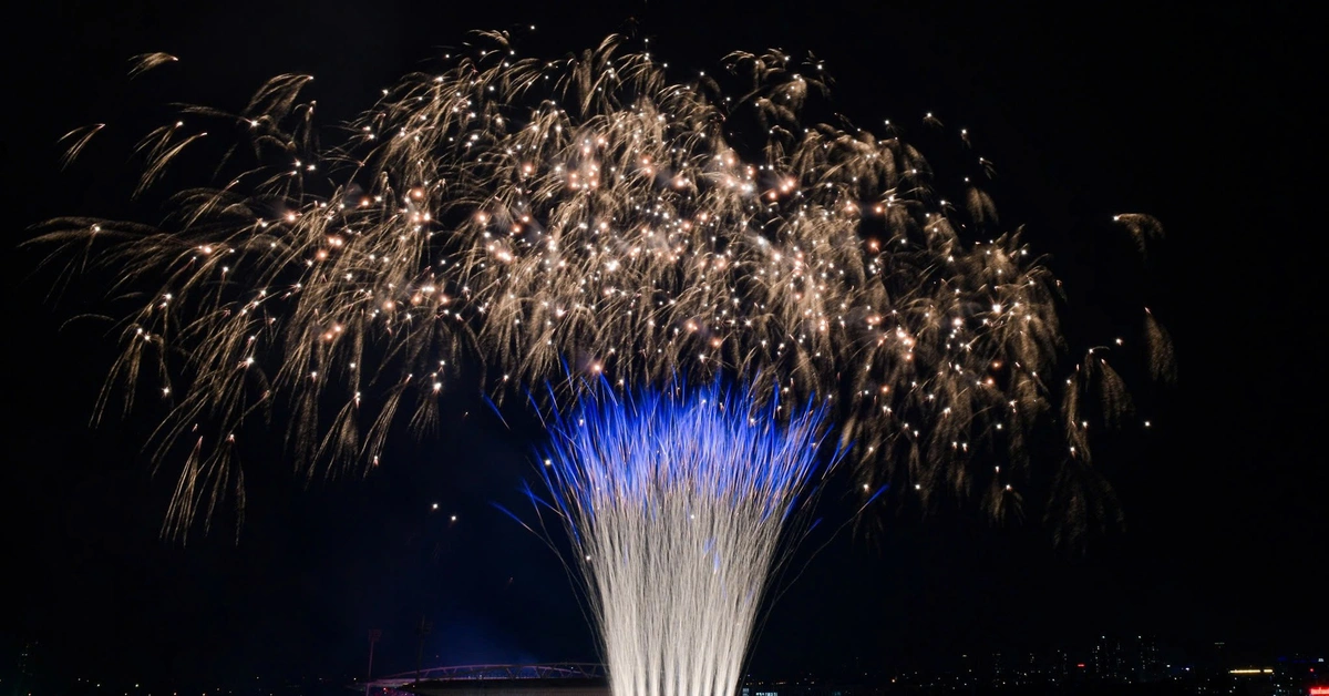 Người dân Hà Nội ‘săn chỗ’ để xem bắn pháo hoa tối 28-4