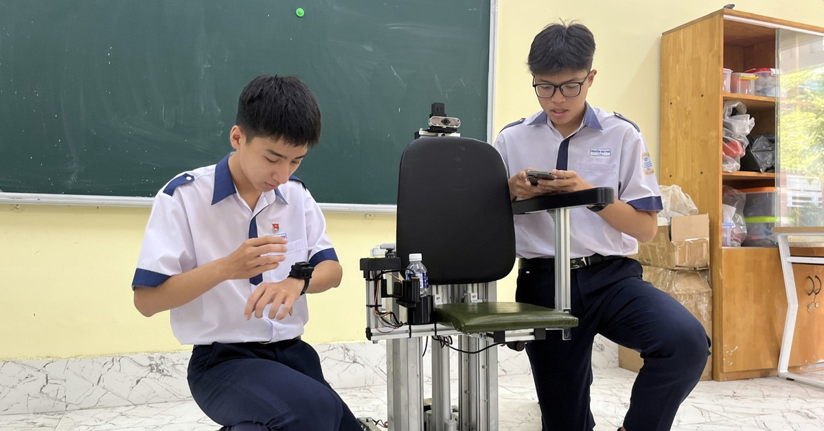 Học sinh chế tạo robot giám sát sức khỏe người cao tuổi