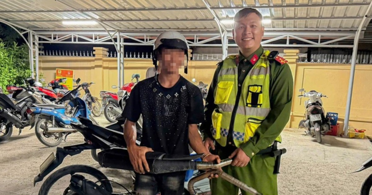 Công an đổi gạo lấy pô xe độ chế