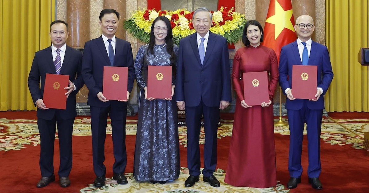 Tổng Bí thư, Chủ tịch nước Tô Lâm trao quyết định bổ nhiệm 5 Đại sứ