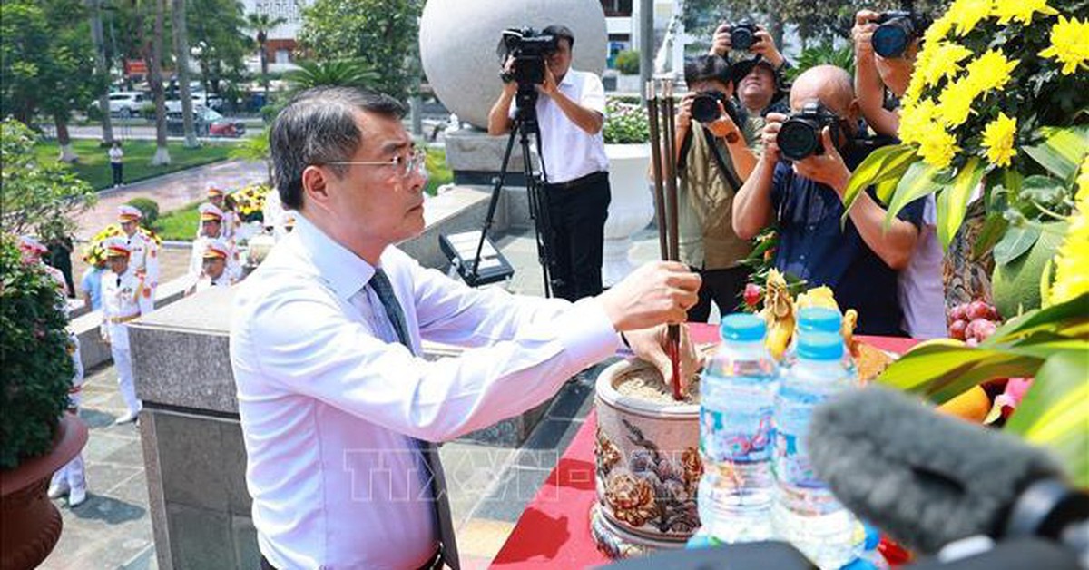 Thủ tướng dâng hương tưởng niệm các Anh hùng liệt sĩ thành phố Hải Phòng