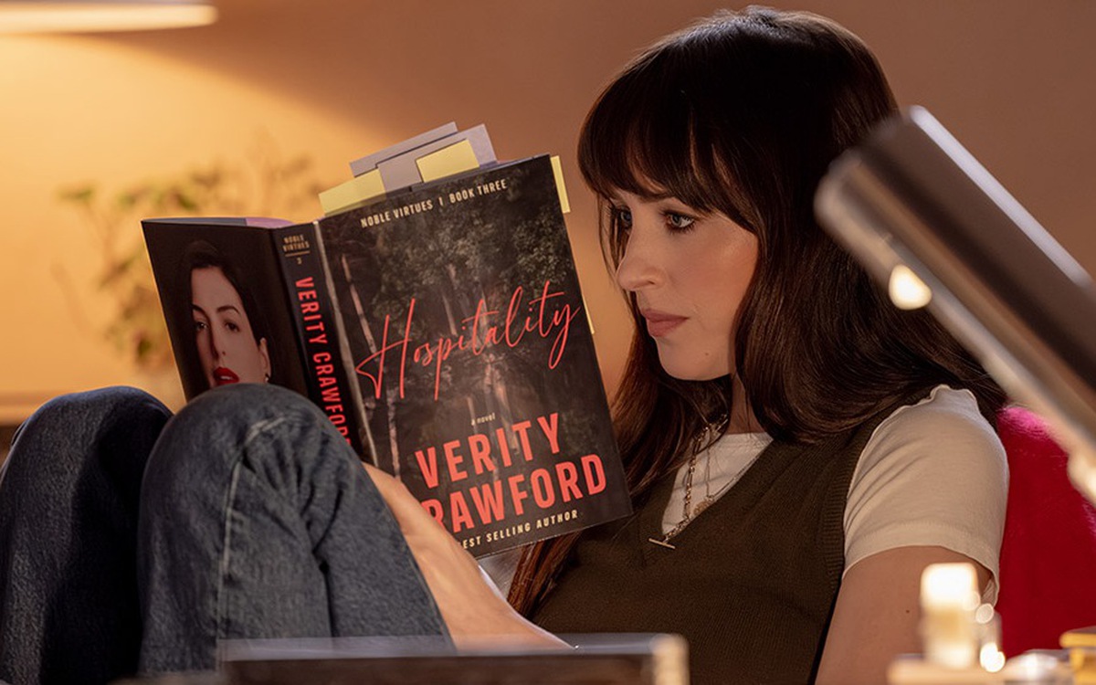 Anne Hathaway và Dakota Johnson trao nụ hôn đẫm máu trong teaser Verity