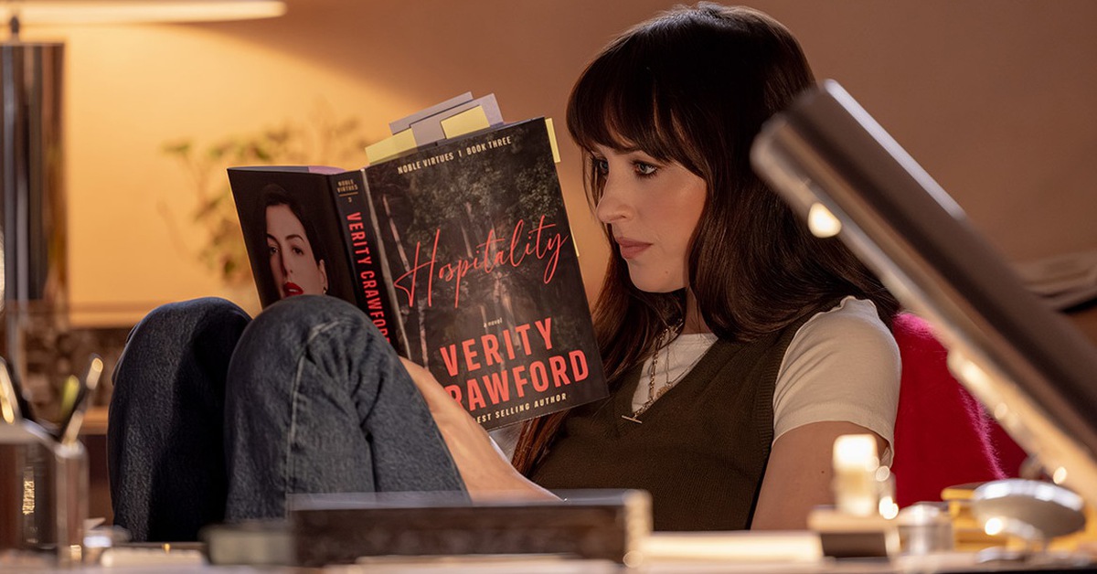 Anne Hathaway và Dakota Johnson trao nụ hôn đẫm máu trong teaser Verity