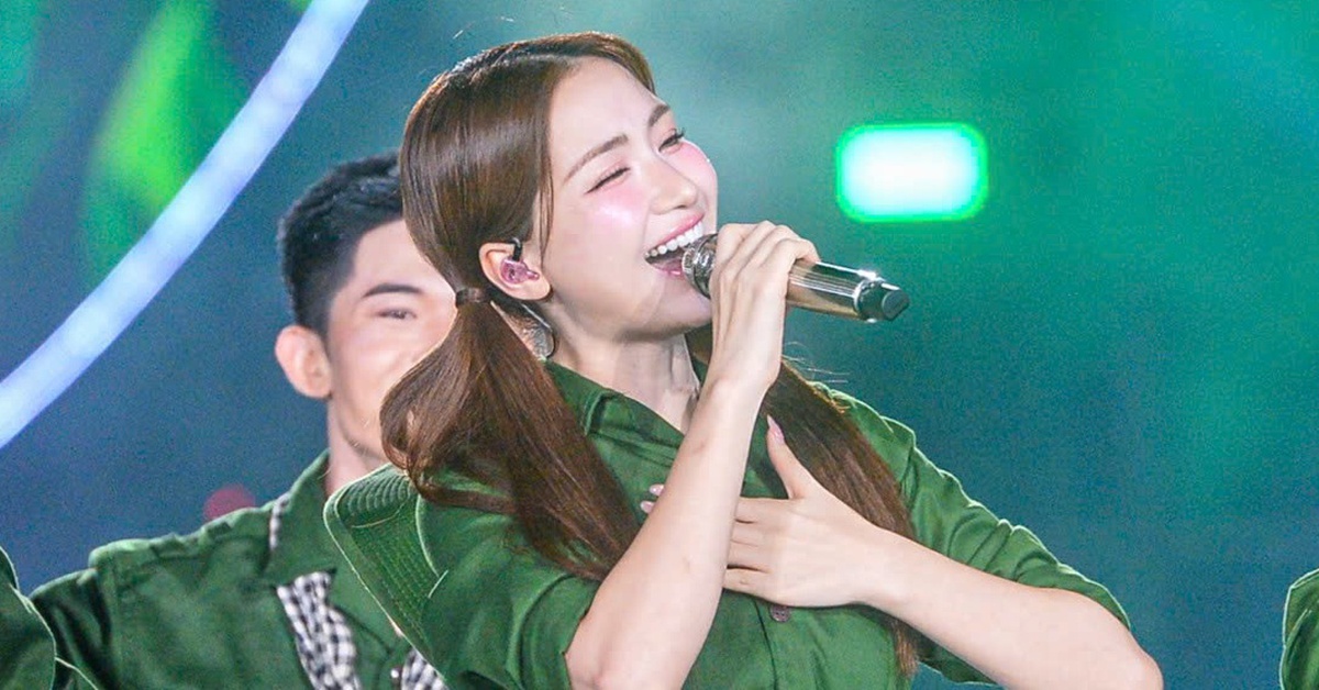 Hòa Minzy rủ ‘người Việt mình thương nhau’, 40.000 khán giả hô vang ‘Tự hào là người Việt Nam’