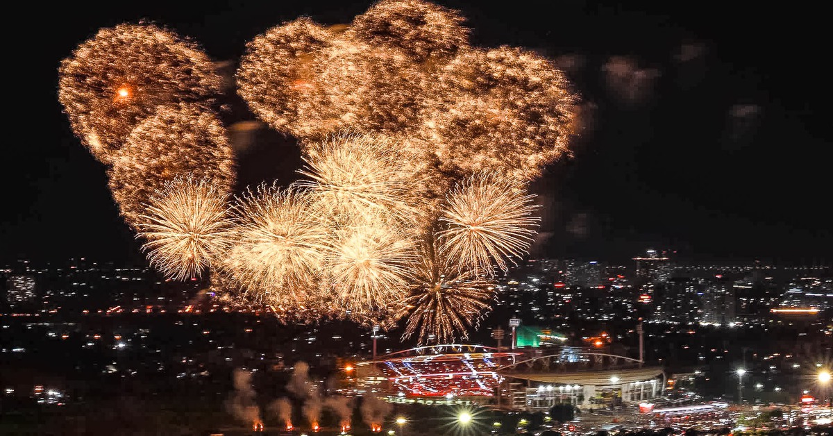 Pháo hoa đẹp mê li trên bầu trời Hà Nội trong đêm Âm vang Tổ quốc, mừng 51 năm ngày thống nhất