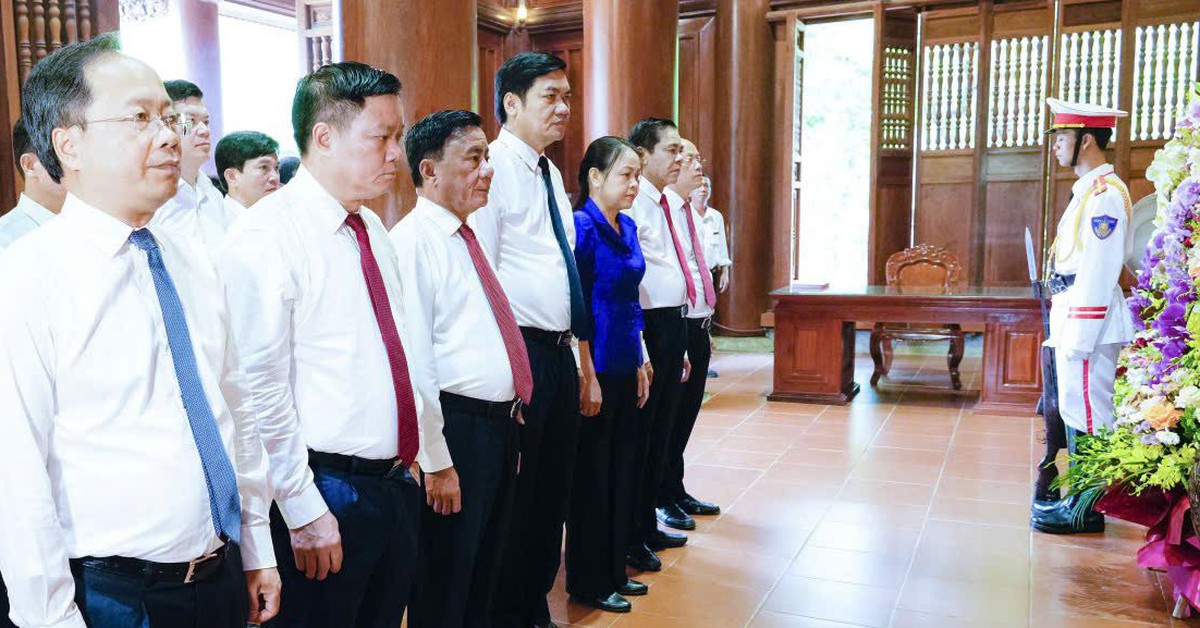 Thường trực Ban Bí thư Trần Cẩm Tú dâng hương tưởng niệm Chủ tịch Hồ Chí Minh