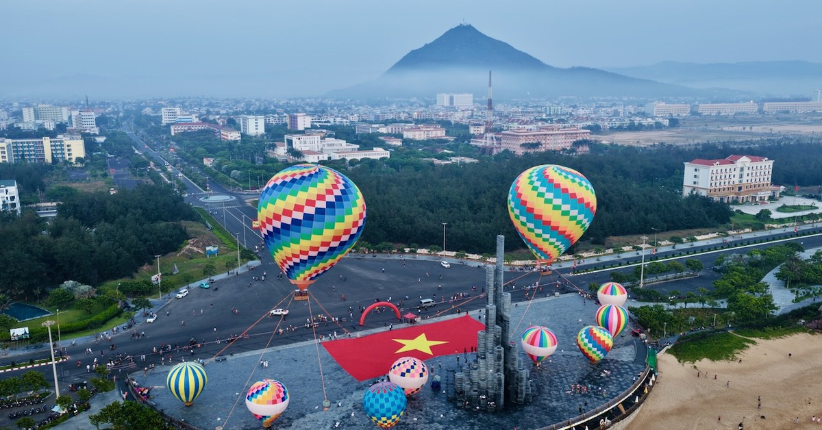 Lần đầu bay khinh khí cầu ở Tuy Hòa, du khách chiêm ngưỡng trong bình minh