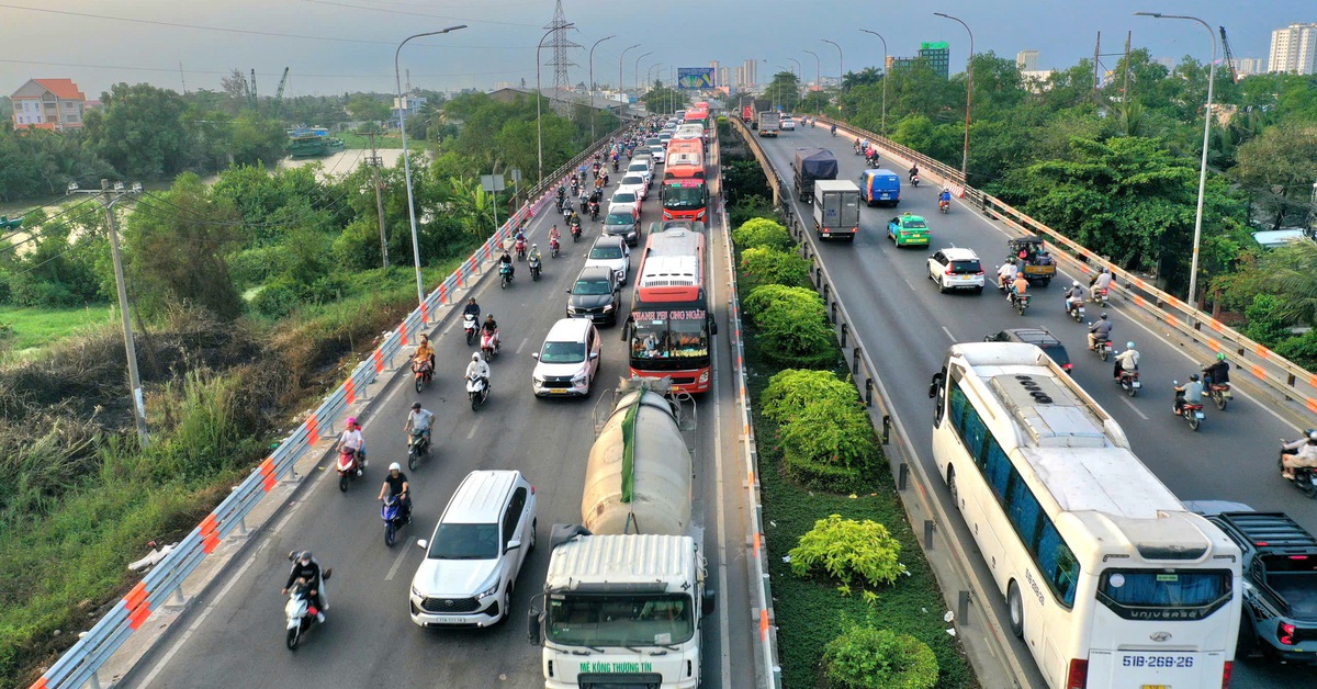 Người dân rời TP.HCM nghỉ lễ 30-4, các cửa ngõ đông đúc, có lúc ùn ứ nhẹ