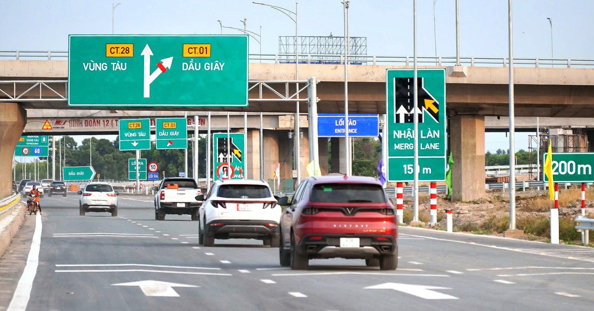 Bắt đầu cho xe vào cao tốc Biên Hòa - Vũng Tàu, đi tốc độ không quá 80km/h