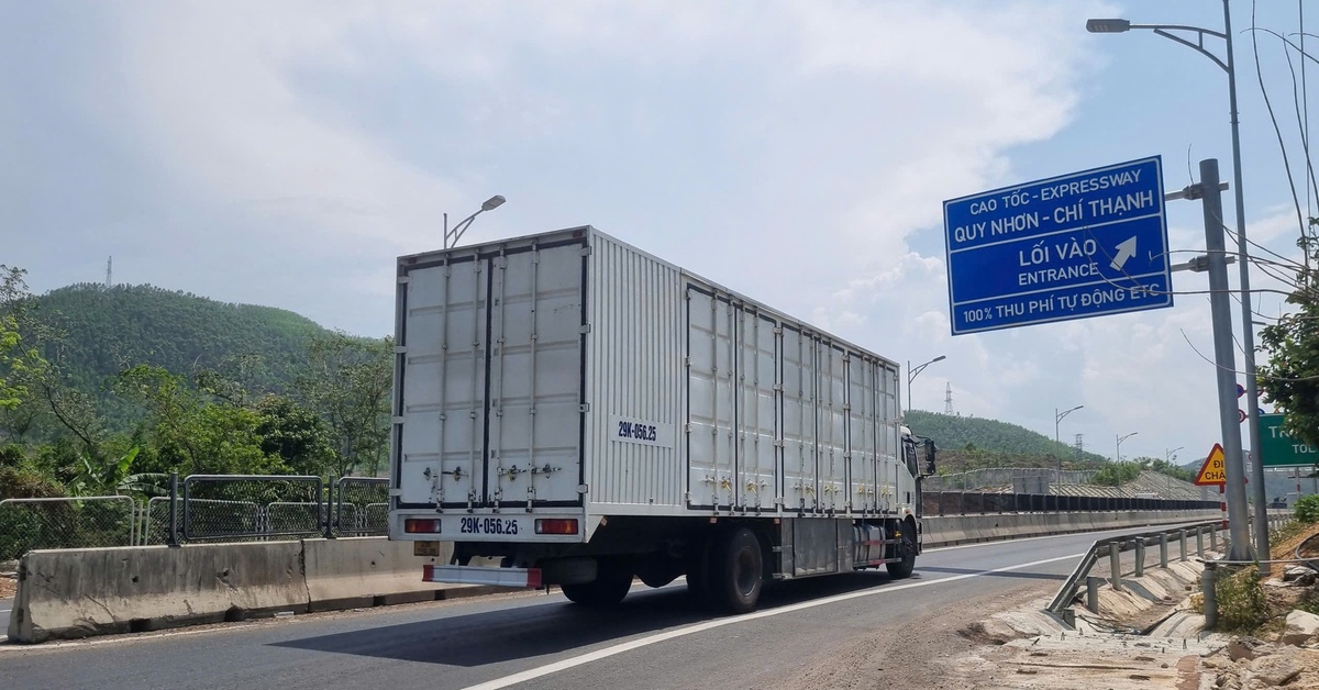 Ngày đầu thông xe cao tốc từ Quảng Ngãi tới hầm Cù Mông: Lượng xe chưa nhiều