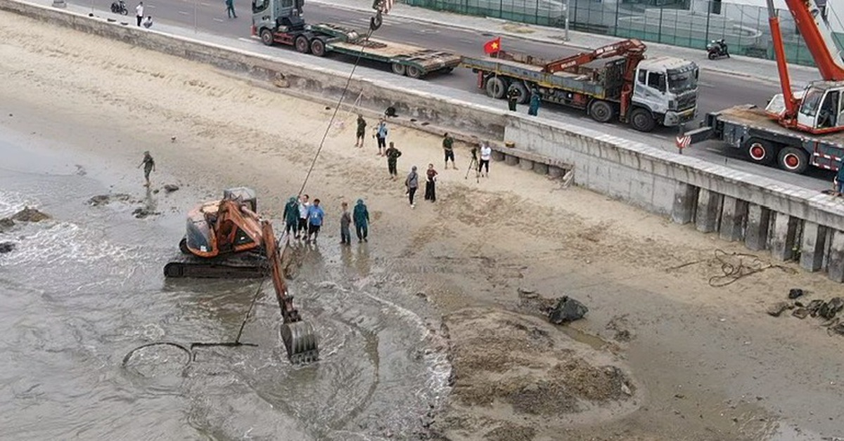 Trục vớt xác xe tăng trên biển Quy Nhơn, phát hiện thêm nhiều súng đạn cũ, hư hỏng