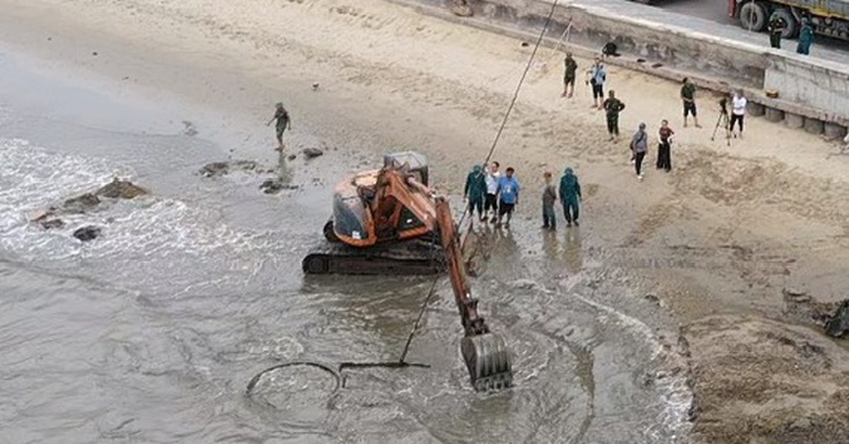 Trục vớt xác xe tăng trên biển Quy Nhơn, phát hiện thêm nhiều súng đạn cũ, hư hỏng