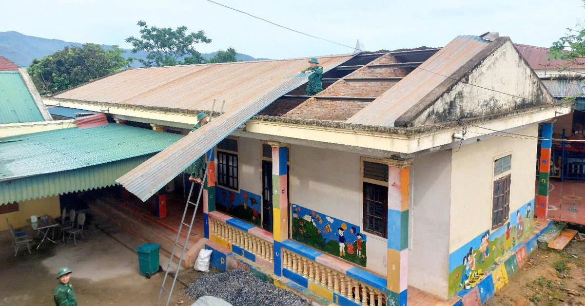 Bộ đội giúp dân lợp lại nhà, trường học sau lốc xoáy