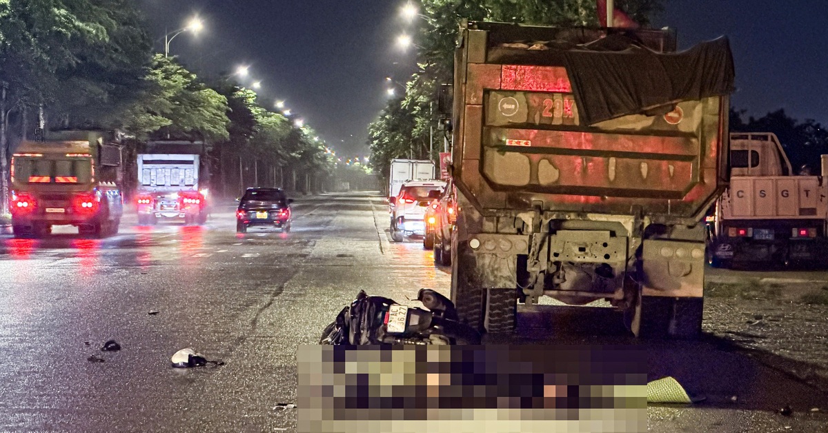 Xe ben va chạm xe máy trong cơn mưa ở Hà Nội, 2 người chết