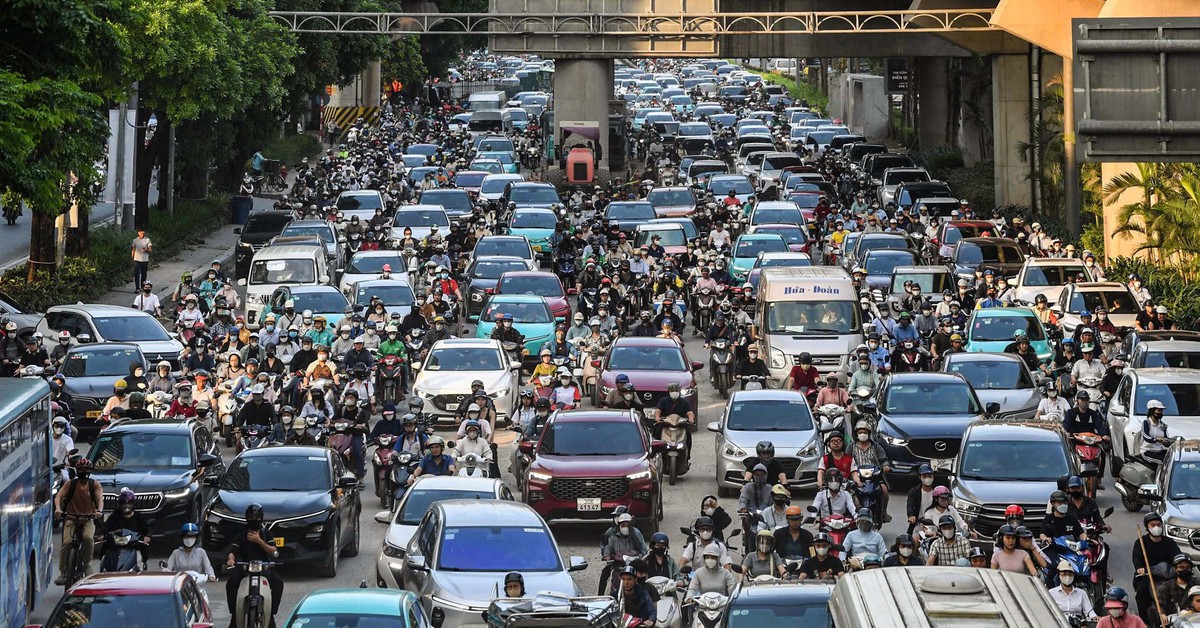 Dòng người ùn ùn rời Hà Nội nghỉ lễ, một ô tô bốc cháy ở đường trên cao