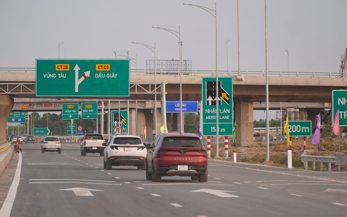 Bắt đầu cho xe vào cao tốc Biên Hòa - Vũng Tàu, đi tốc độ không quá 80km/h