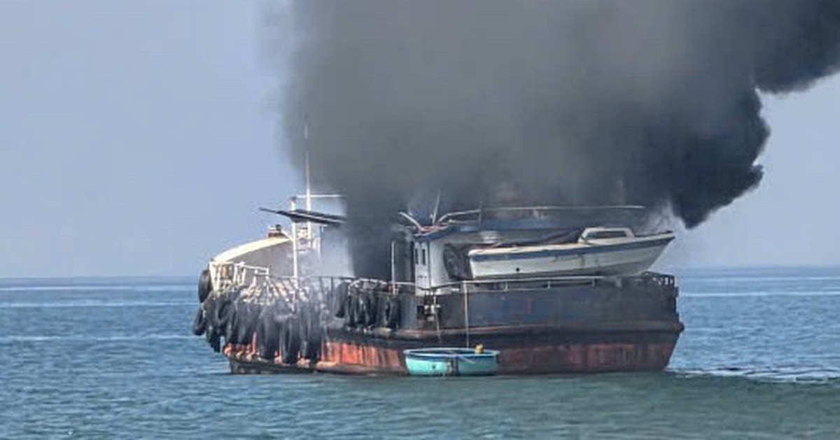 Tàu dầu bốc cháy dữ dội trên biển Bình Thuận, 1 thợ hàn mất tích
