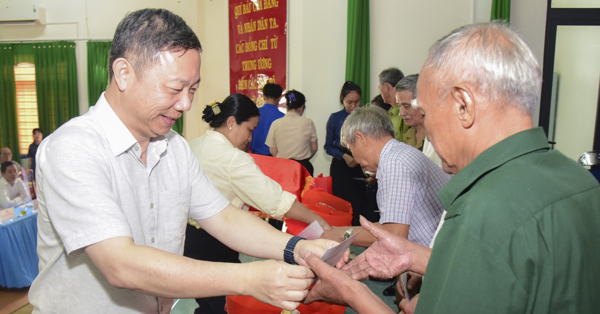 Đoàn Tuyên giáo và Dân vận Thành ủy TP.HCM thăm, tặng quà đồng bào Chăm, cựu chiến binh dịp 30-4
