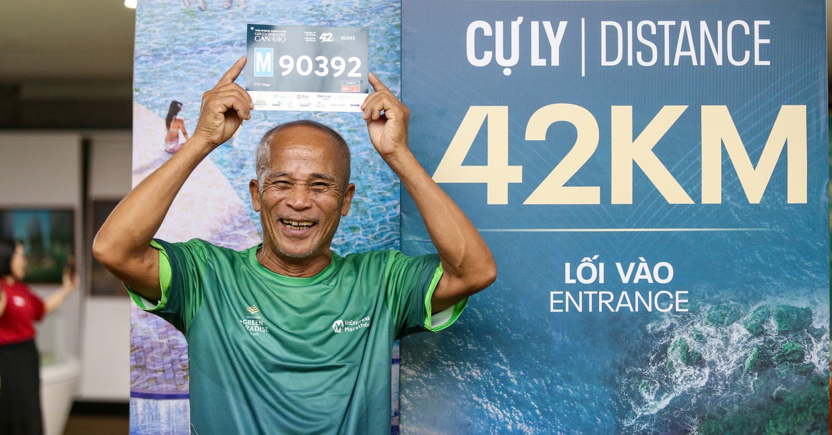 Cụ ông 75 tuổi quyết chinh phục VnExpress Marathon Green Paradise Cần Giờ